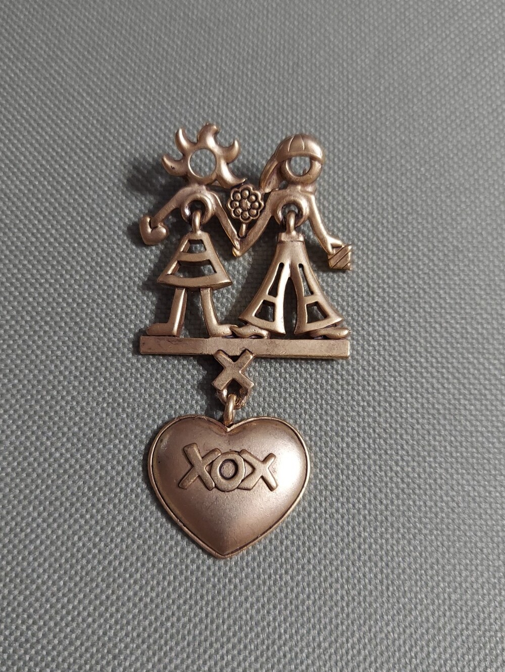 Danecraft Vintage Frosted Gold Tone/'Best Friends XOX' Dangle Heart Brooch/Pin